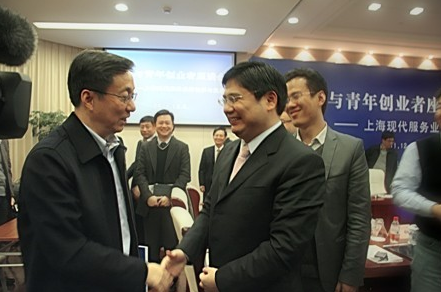 原上海市市長韓正與虞鋼親切握手