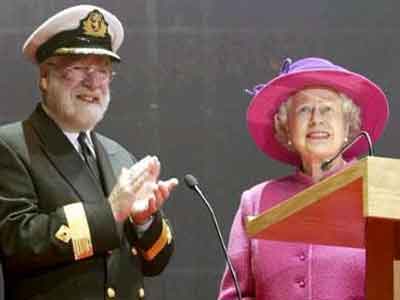 英女王伊莉莎白二世為其主持正式命名儀式