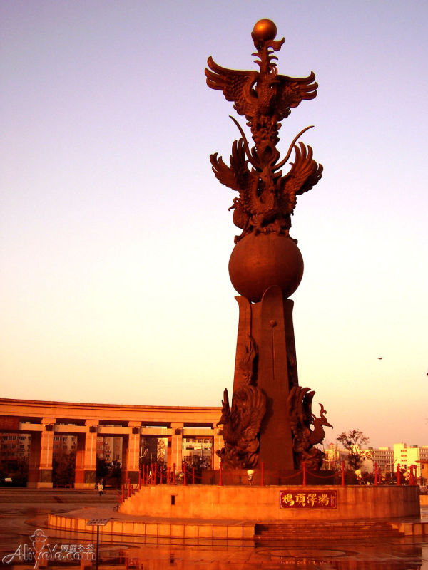 鳩茲廣場主雕塑傍晚風景圖