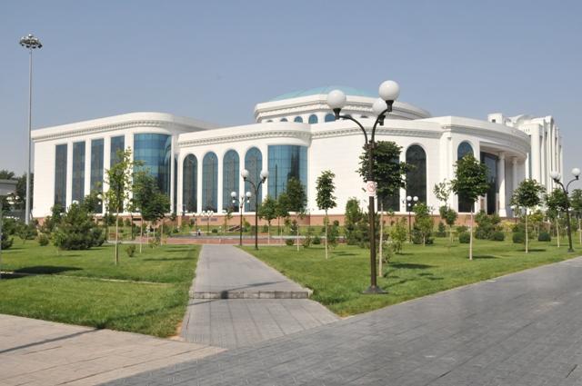 烏茲別克斯坦阿里舍爾·納沃伊圖書館