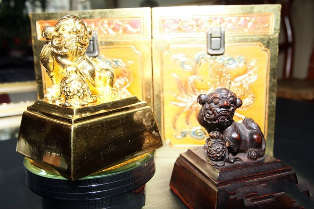 黃金寶璽92年歷史木製寶璽（右）1比1
