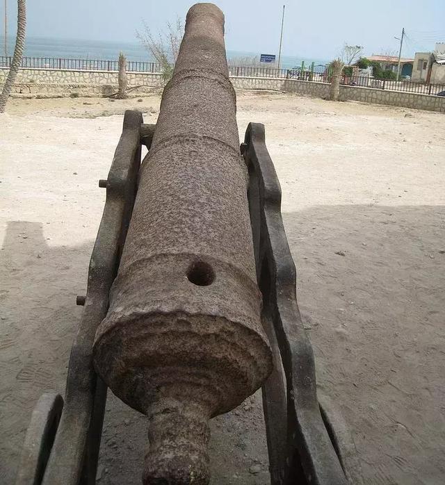 留在克什姆島上的葡萄牙大炮