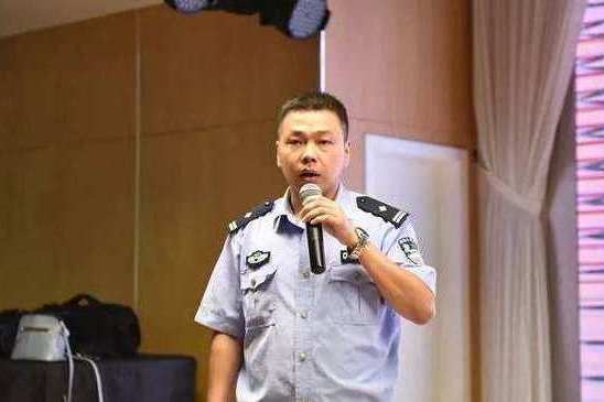 張小龍(海鹽看守所民警) 張小龍(海鹽看守所民警)