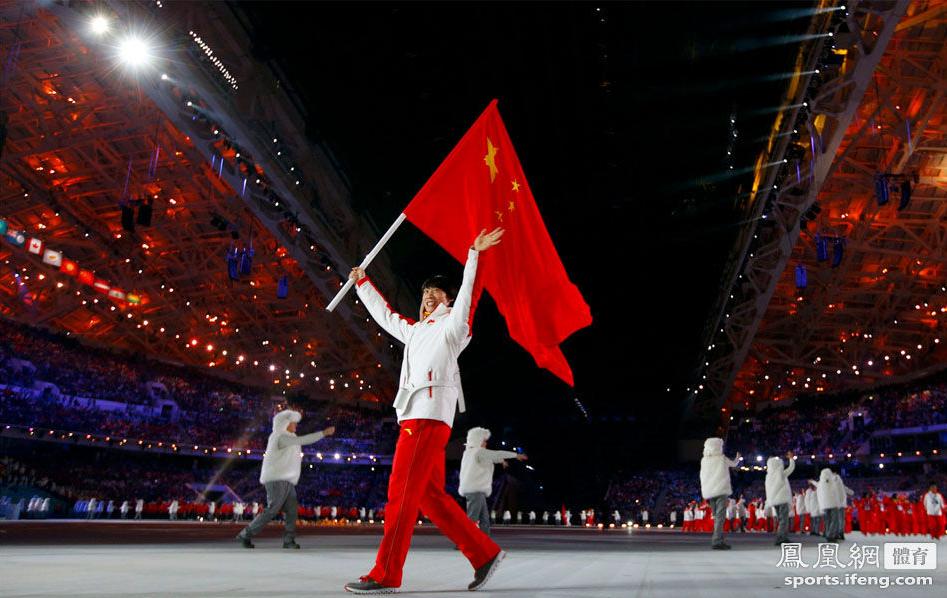 2014索契冬奧會開幕式，佟健手舉國旗出場