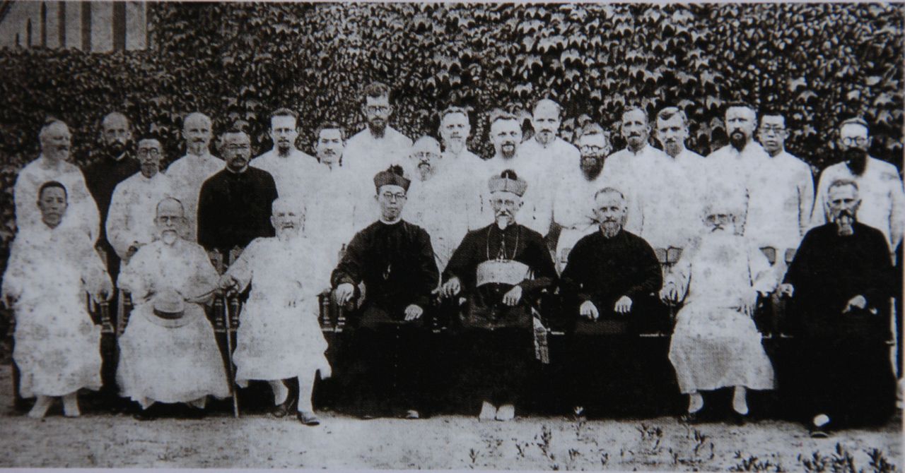1942年劉世傑主教與神父