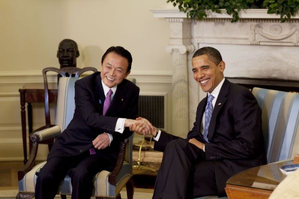 2009年在白宮與歐巴馬握手