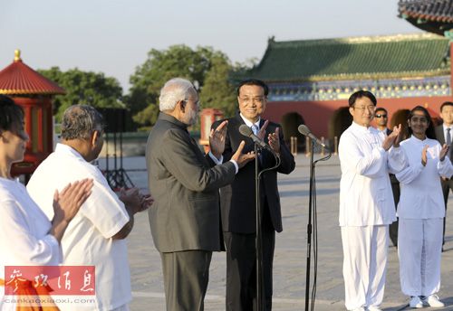 李克強在北京與莫迪共同出席文化交流活動。
