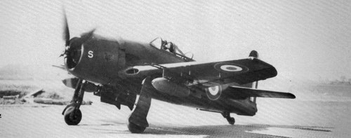 法軍的 F8F-1D 掛載炸彈從前線簡易機場起飛