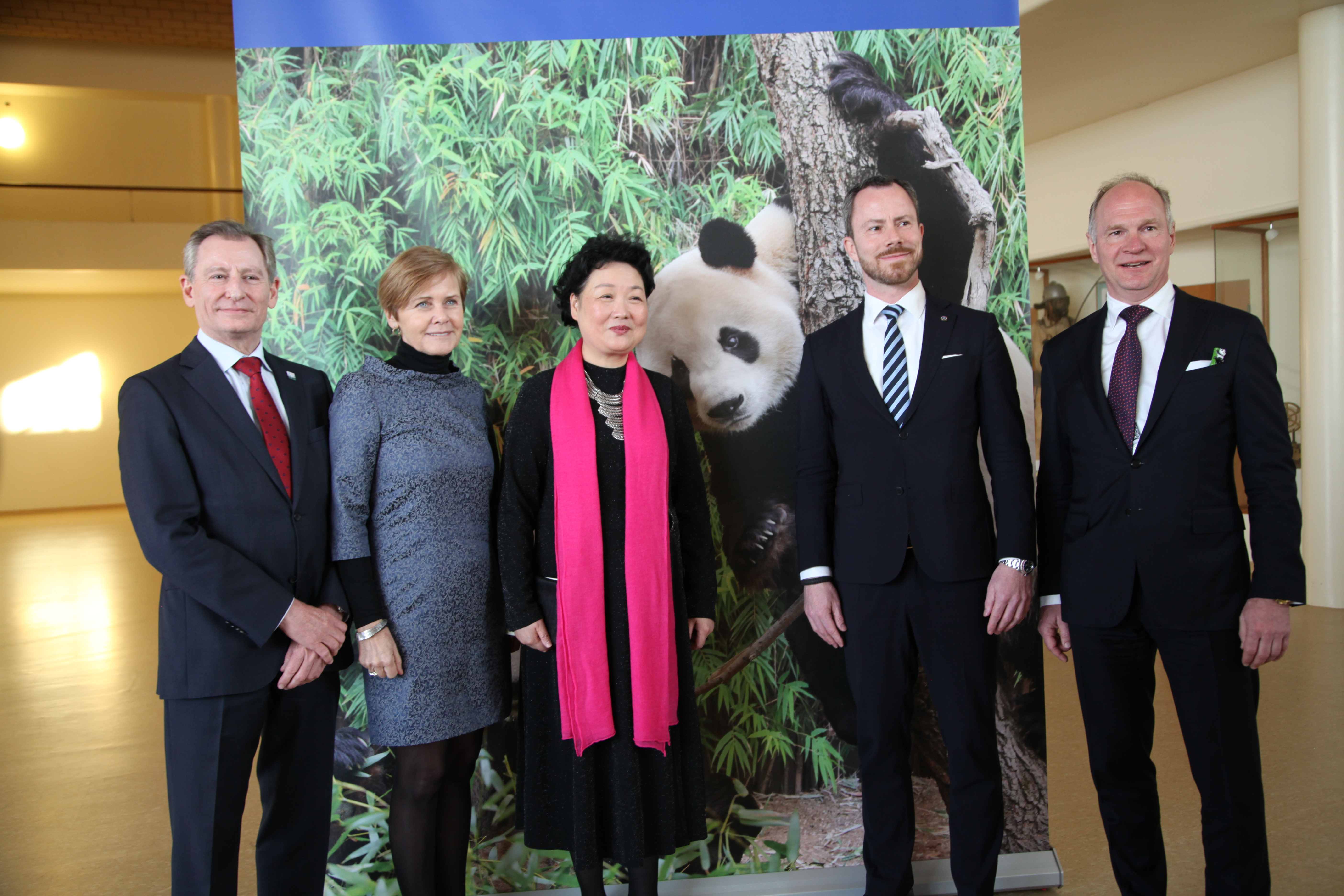 鄧英大使與丹麥各界人士歡迎大熊貓抵丹