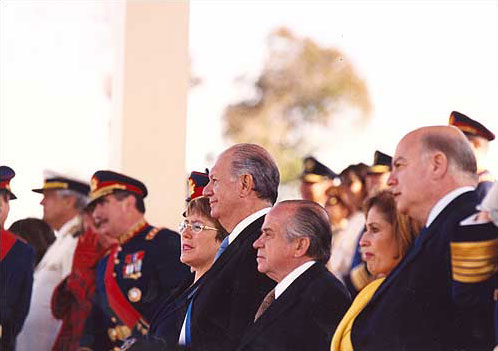 拉戈斯總統檢閱智利軍隊