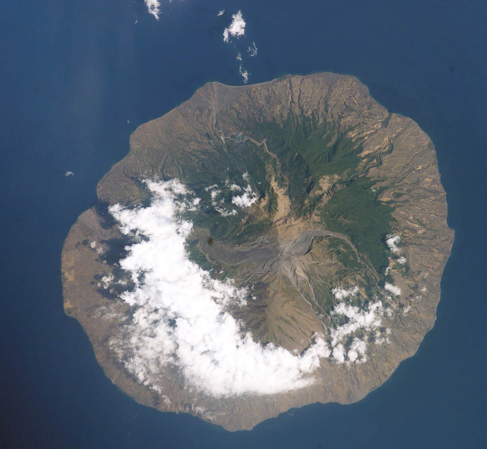 衛星拍攝的一個小島，島中央是一座火山