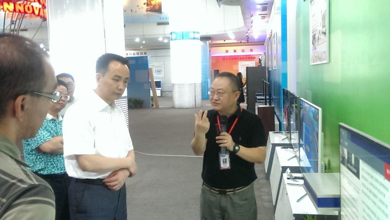 資陽市委常委、副市長蔣林來綿考察電子產業