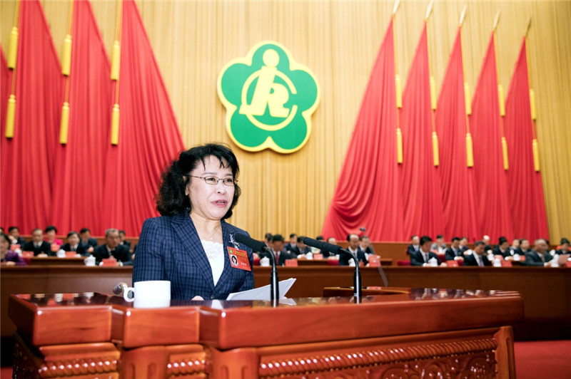 中國殘聯主席張海迪向大會作工作報告