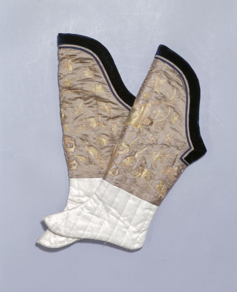清駝色緞平金百鳥紋綿襪