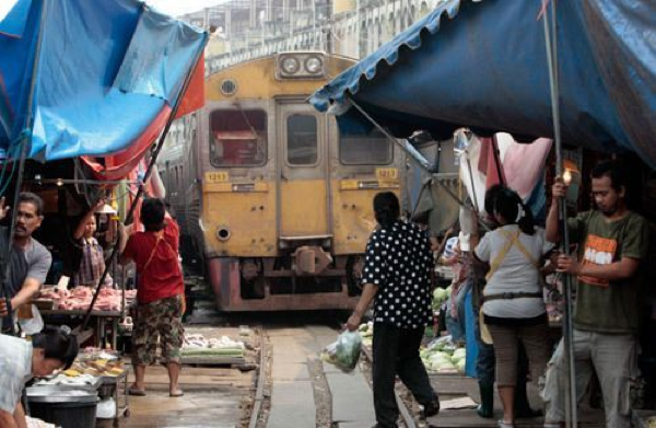 泰國美功鎮鐵路市場