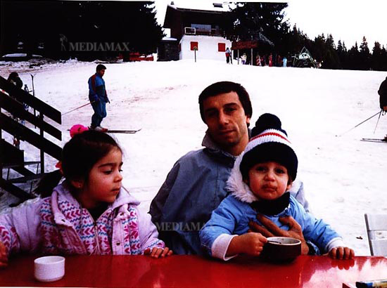 幼年的姆希塔良與父親和姐姐