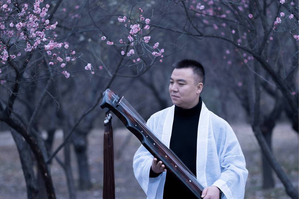 張春雷(東方神韻集團大客戶中心經理,翡翠鑑賞師) 張春雷(東方神韻集團大客戶中心經理,翡翠鑑賞師)