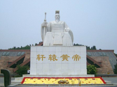 中華人文始祖軒轅黃帝的塑像