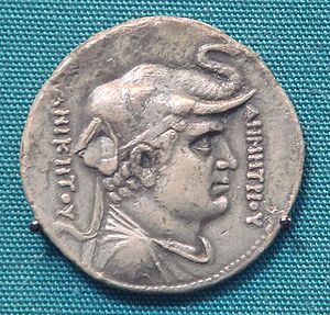 錢幣上以希臘文寫著德米特里的稱號
