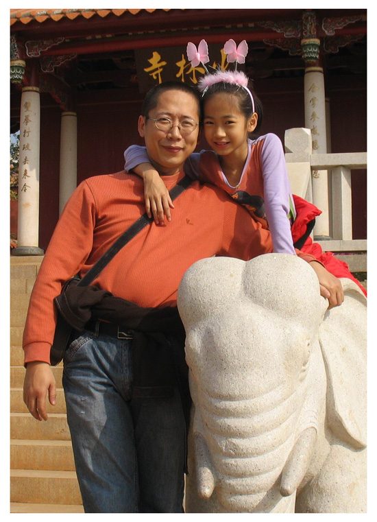 可可和女兒陳婧在南少林寺
