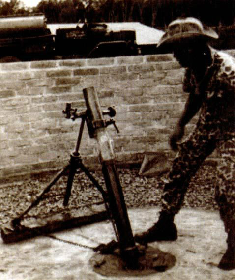 美軍在察看一門北越的攜帶型迫擊炮