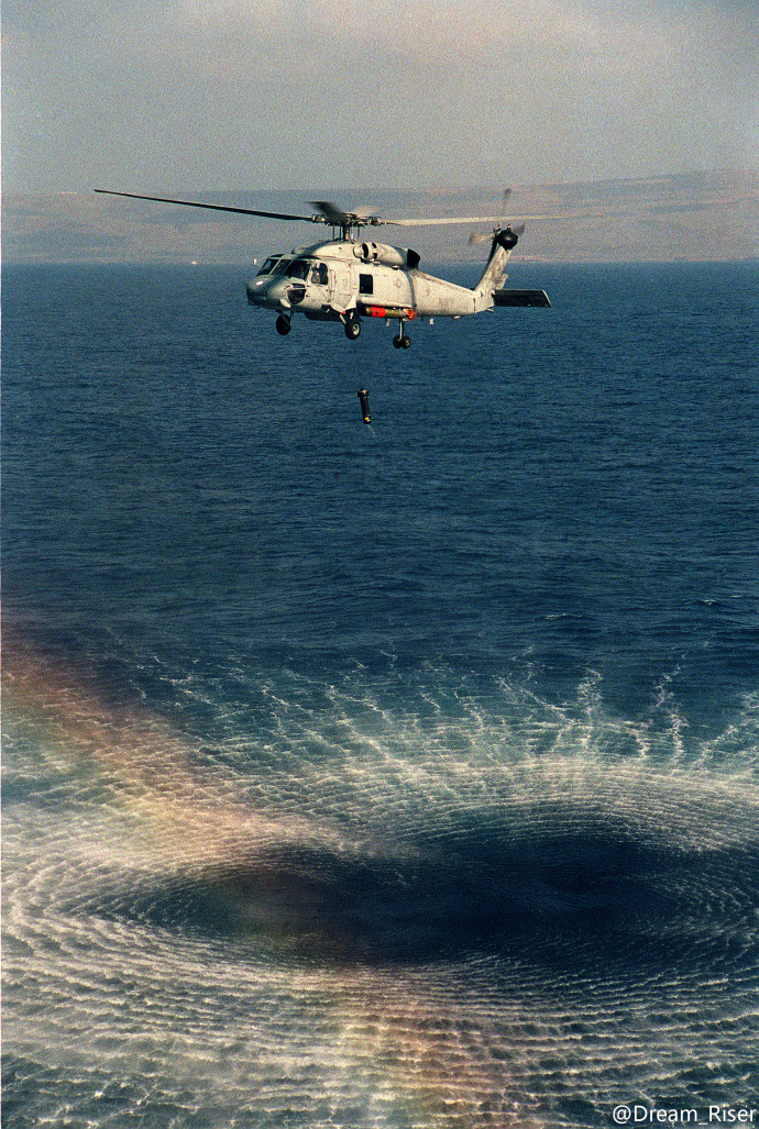 在SH-60直升機下放的就是沉浸聲納