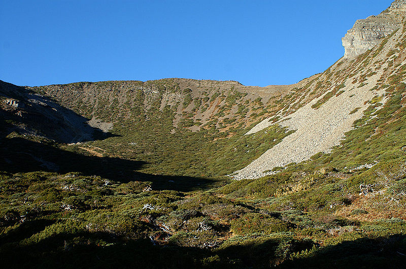 雪山一號圈谷，谷壁中央處即為主峰