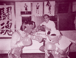中立者為開南“拳擊之父”—李基鴻教練