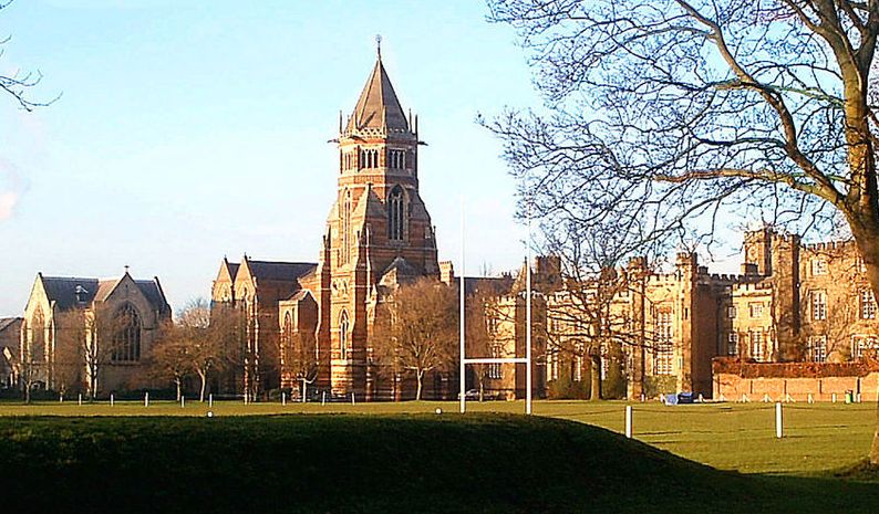 拉格比公學，1871年至1877年就讀此校