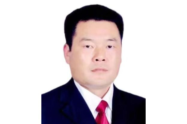 龍超(貴州省銅仁市松桃縣人民政府黨組成員、縣人民政府機關黨組書記、縣政府辦主任,一級主任科員) 龍超(貴州省銅仁市松桃縣人民政府黨組成員、縣人民政府機關黨組書記、縣政府辦主任,一級主任科員)