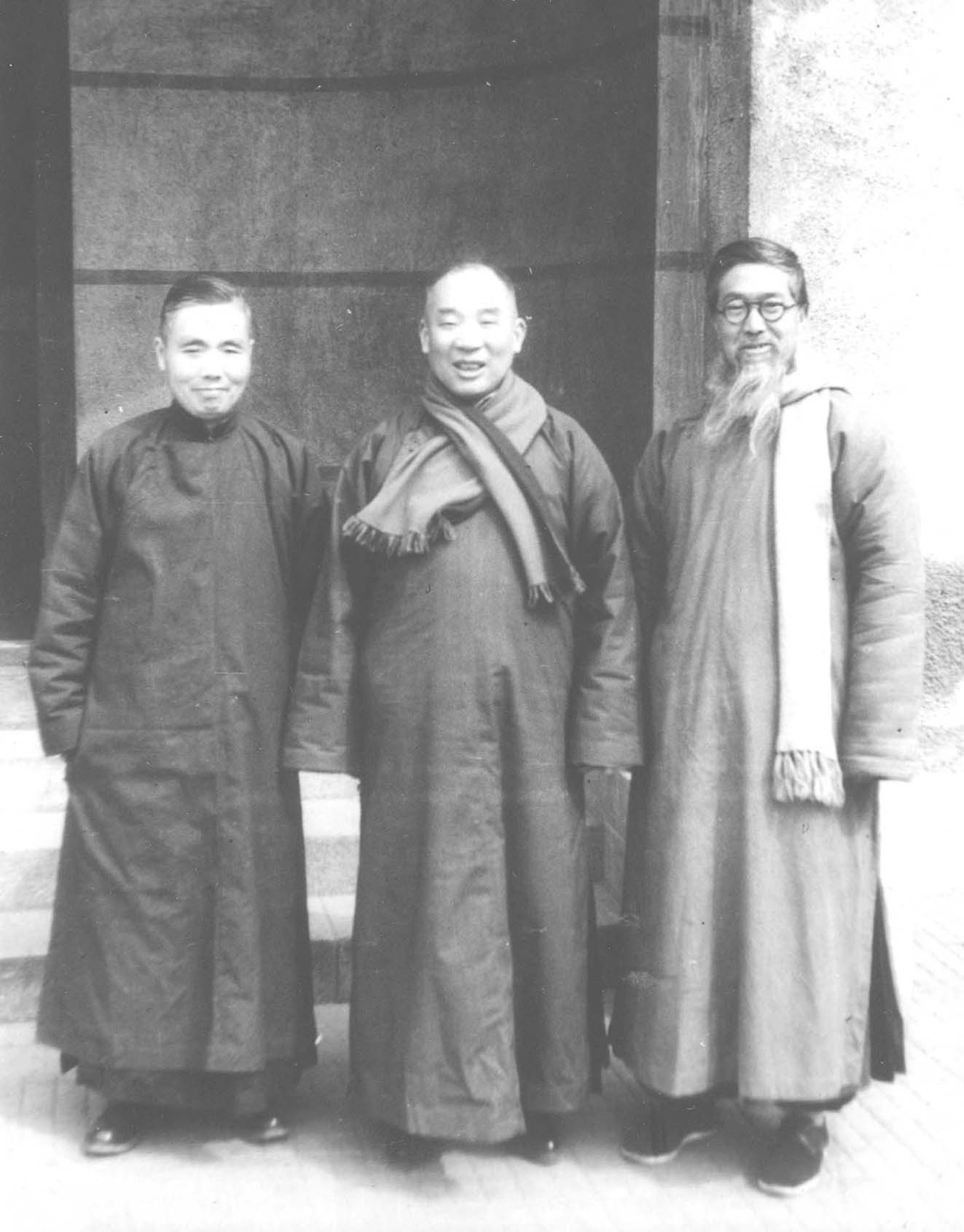 周炳琳先生（左一）與馬寅初校長（中）