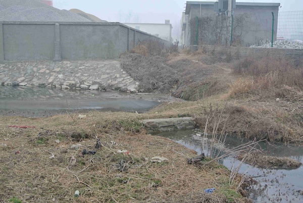 攪拌站廢水和垃圾直接排入了河流