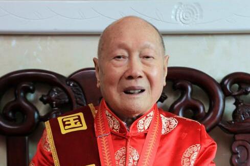 鄭新(中國中醫科學院學部委員、中西醫結合專家、國醫大師、重慶市中醫院中西醫結合主任醫師) 鄭新(中國中醫科學院學部委員、中西醫結合專家、國醫大師、重慶市中醫院中西醫結合主任醫師)