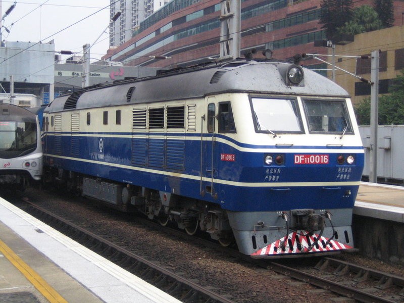 東風11型0016號機車與都城嘉慕列車