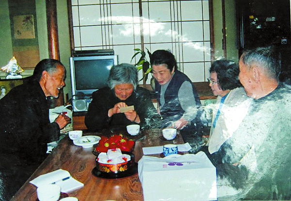 水崎秀子（左二）和李明堂（左一）去日本探親，左三為其表姐