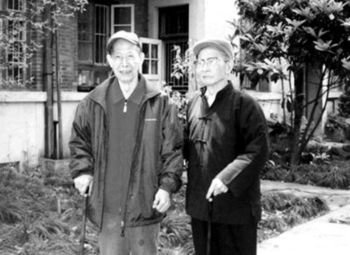 2002年賈芝（左）、賈植芳在復旦大學合影