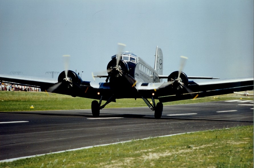 漢莎航空公司現存完好的 Ju 52 3m 起飛中