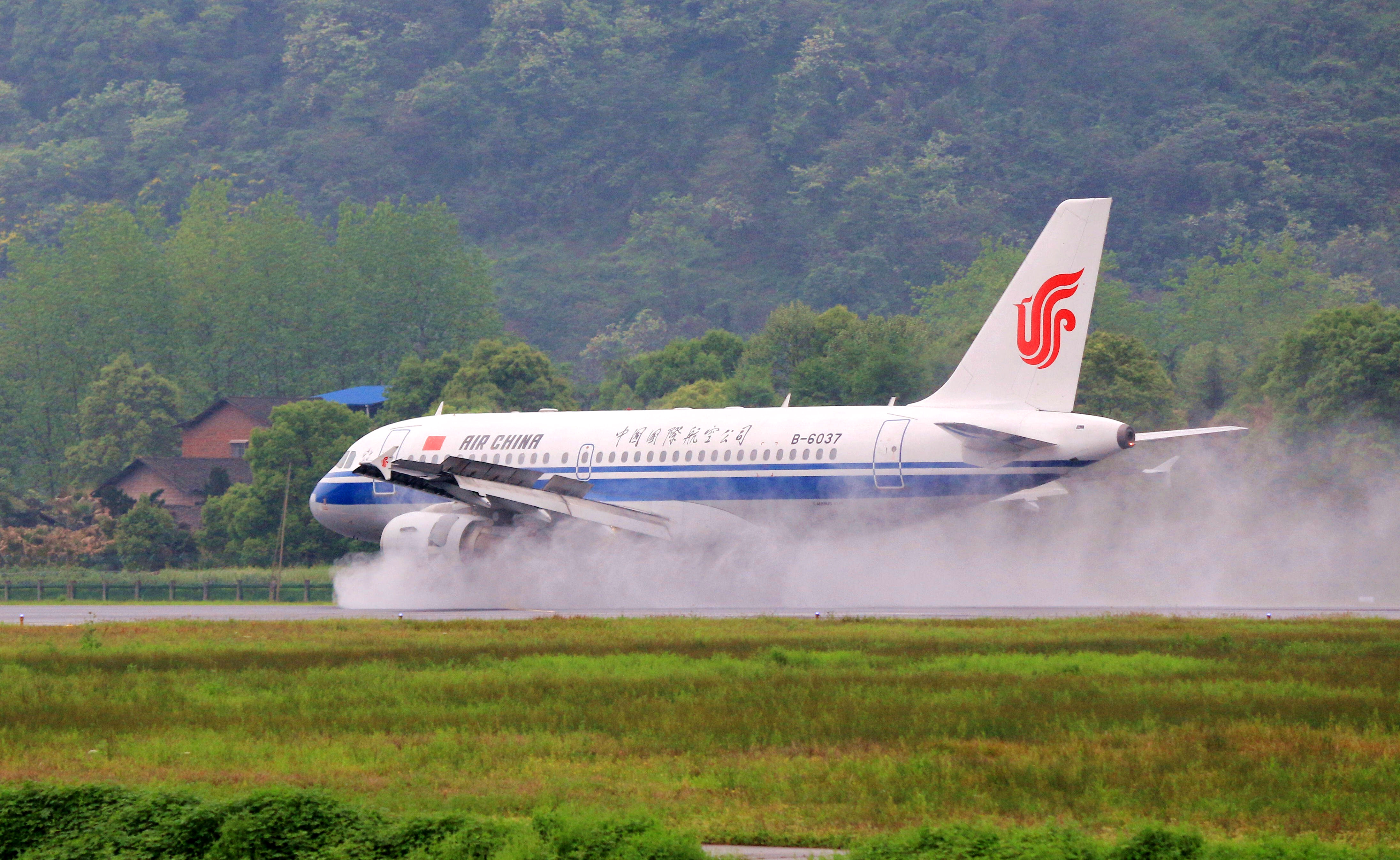 國航B-6037雨中降落河市機場