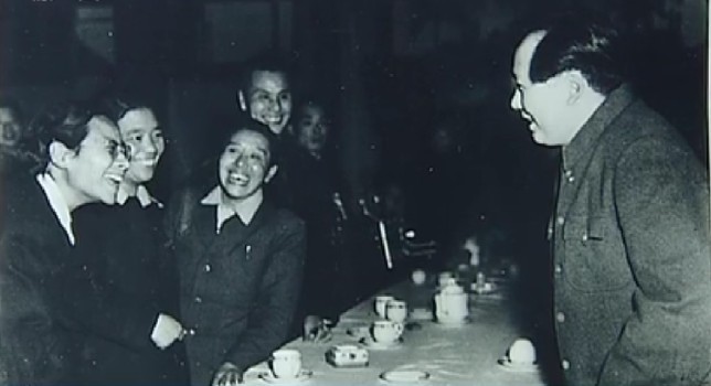 毛澤東與雷潔瓊交談