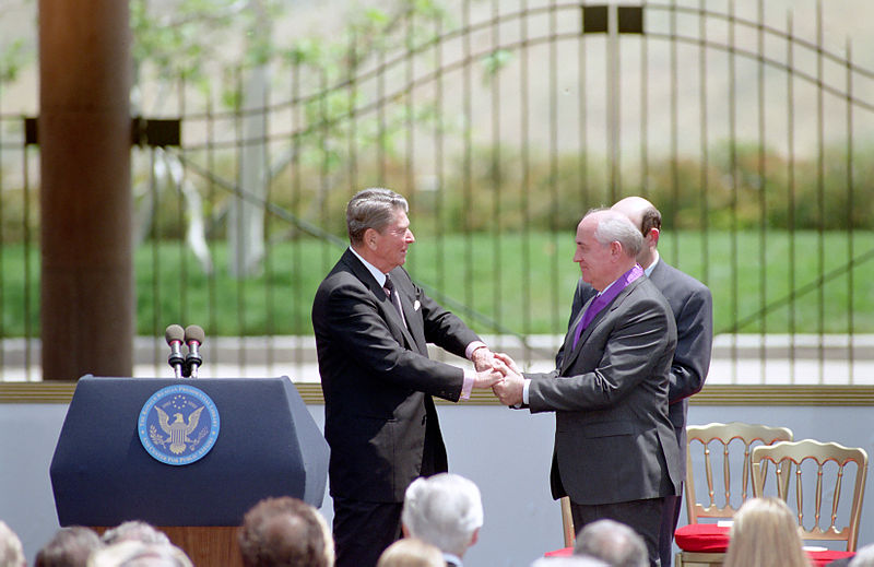 里根（左）為戈巴契夫頒發首枚里根自由勳章