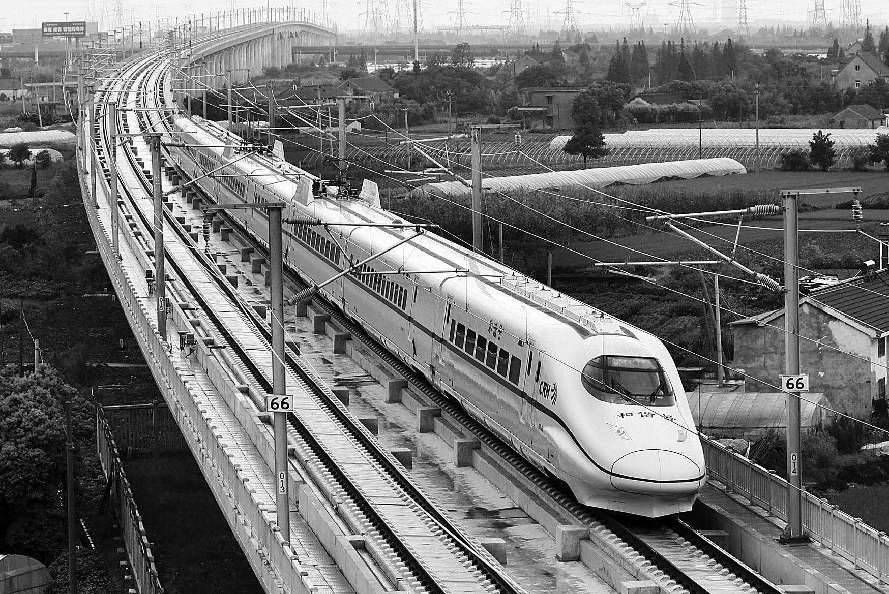 “和諧號”動車組列車行駛在滬杭高速鐵路上