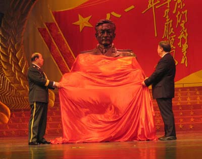 葛振峰副參謀長和王旭東部長為銅像揭幕