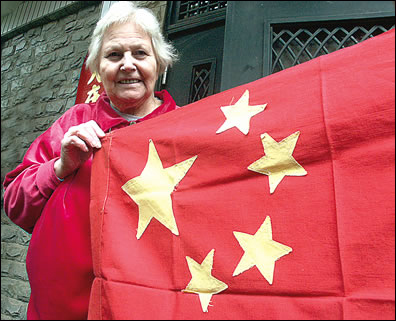 吳雪莉與她的國旗
