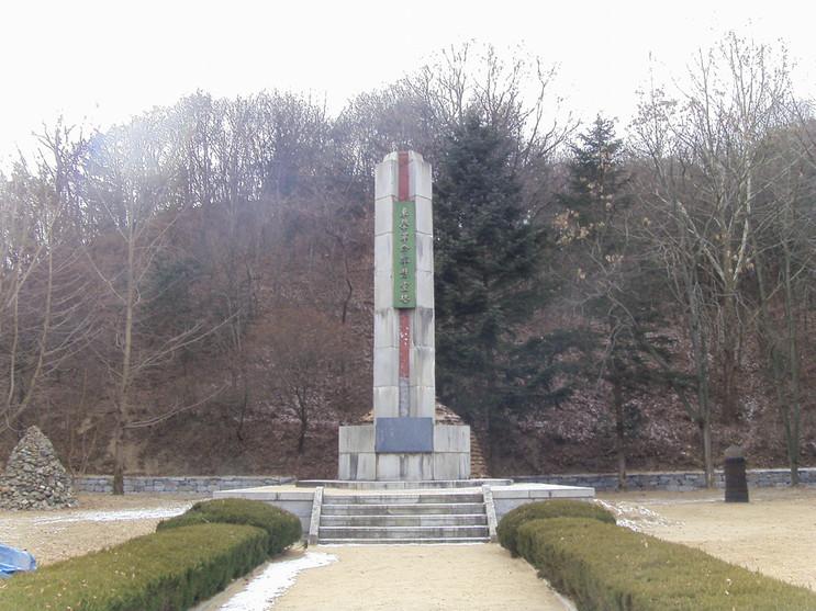 矗立在韓國牛金峙的東學革命軍慰靈塔