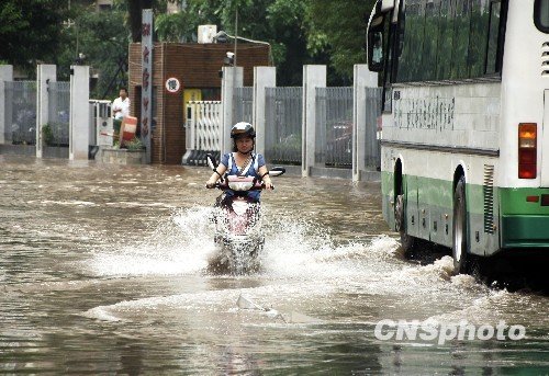 福州一市民在市區被淹的道路艱難騎行