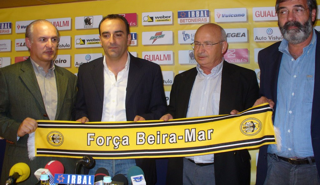 2006年出任貝拉馬爾主教練（左二）