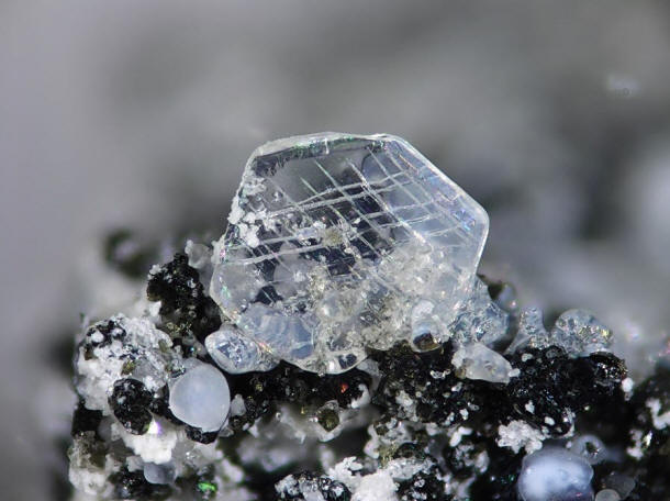 鈣長石是長石的一種，為鈣鋁矽酸鹽礦物。