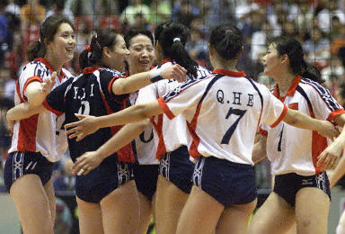 3-2勝韓國，中國隊隊員賽後相擁歡慶勝利