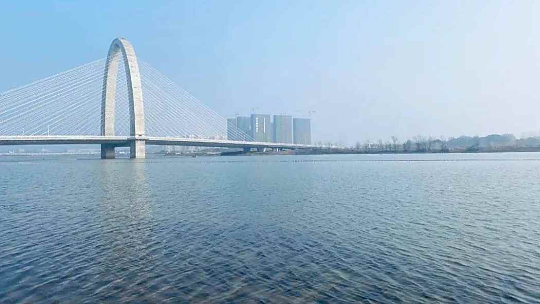 彩虹橋(中國湖北省黃岡市境內跨湖通道) 彩虹橋(中國湖北省黃岡市境內跨湖通道)