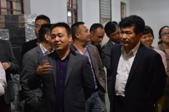 劉紅（左）等 會員企業家代表們參觀陽頓電氣車間